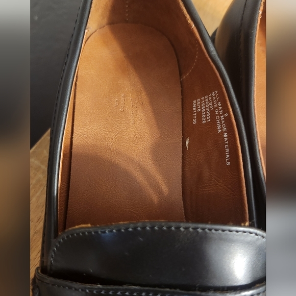 Universal Thread Black Loafers, Size 8 - Picture 3 of 5